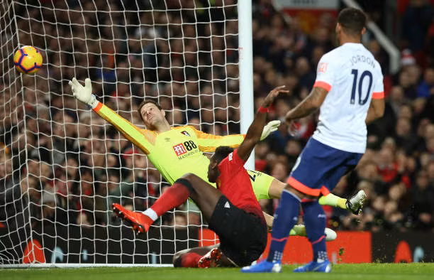  Pogba dễ dàng mở tỉ số khi Rashford đã làm hết công đoạn khó khăn.