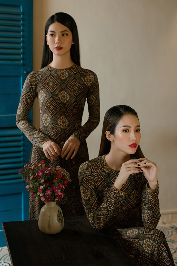 Hoa hậu Phan Thu Quyên và người mẫu Lê Mỹ Duyên gây ấn tượng khi tạo dáng, biểu cảm như hai chị em song sinh. Hoa hậu Phan Thu Quyên và người mẫu Lê Mỹ Duyên gây ấn tượng khi tạo dáng, biểu cảm như hai chị em song sinh.