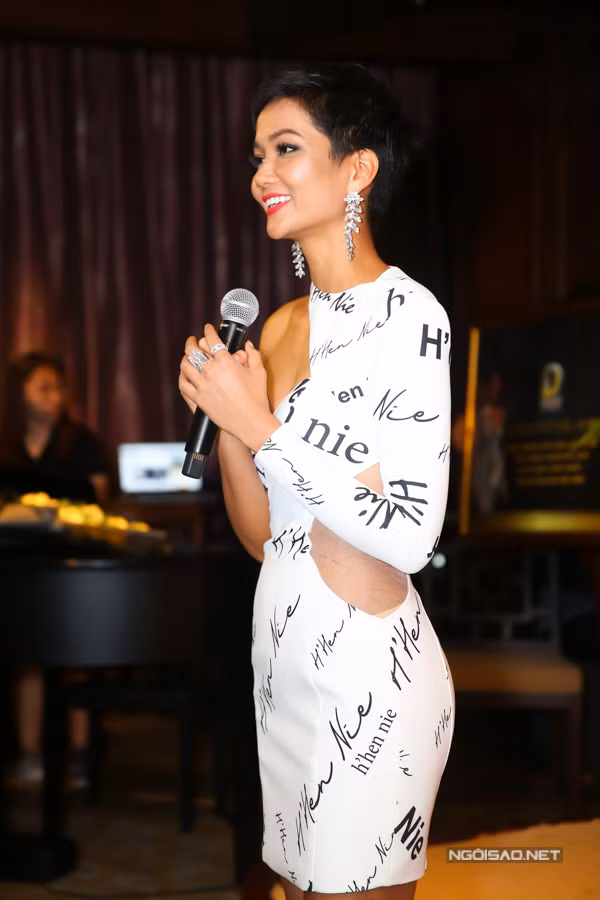 Thành tích top 5 của H'Hen khiến cô được đặt lên bàn cân so sánh với Hoa hậu Phạm Hương - nhan sắc được kỳ vọng tỏa sáng ở Miss Universe 2015 nhưng không đạt kết quả nào. Đương kim Hoa hậu Hoản vũ nói, cô không có bất kỳ sự so sánh, cạnh tranh nào, ngược lại chính đàn chị là người truyền cảm hứng cho cô. 'Khoảnh khắc nhìn chị Phạm Hương trên sân khấu Miss Universe 2015 khiến tôi ngưỡng mộ tinh thần chinh chiến và sự thể hiện tuyệt vời. Mỗi năm Miss Universe có tiêu chí khác nhau, nên kết quả top 5 là may mắn của riêng tôi'.