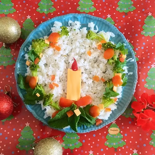 'Vòng nguyệt quế' được đặt trên chiếc đĩa tròn, nguyên liệu gồm cơm, rau và phô mai.