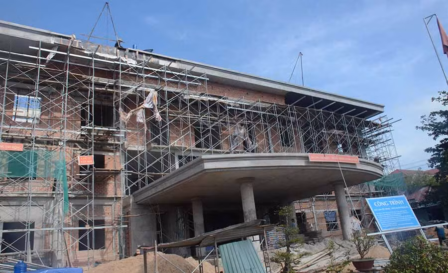  Công trình trụ sở làm việc của HĐND và UBND huyện Krông Pa đang được đẩy nhanh tiến độ thi công. Ảnh: V.H