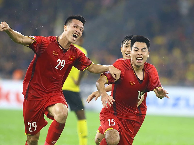  Bukit Jalil im bặt khi Huy Hùng và Đức Huy lần lượt đốt lưới chủ nhà sau hai pha phối hợp phản công nhanh và ngoạn mục. Ảnh: CCT