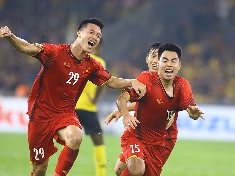  Bukit Jalil im bặt khi Huy Hùng và Đức Huy lần lượt đốt lưới chủ nhà sau hai pha phối hợp phản công nhanh và ngoạn mục. Ảnh: CCT