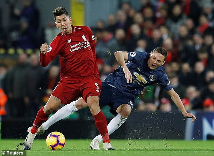 Matic tranh bóng với Firmino.