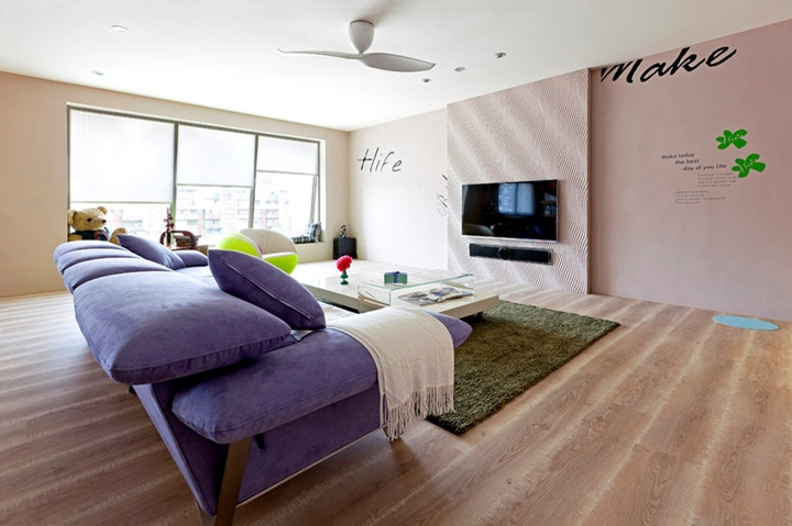 Ghế sofa màu tím và tường màu nâu,be “đóng khung” một khu vực phòng khách sang trọng và trầm tĩnh.  Ghế sofa màu tím và tường màu nâu,be “đóng khung” một khu vực phòng khách sang trọng và trầm tĩnh.
