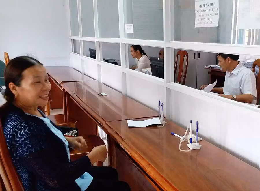  Quầy giao dịch thuế sử dụng đất. Ảnh: Ngô Mạo