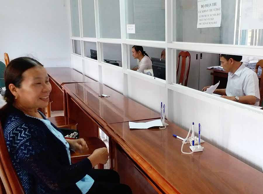  Quầy giao dịch thuế sử dụng đất. Ảnh: Ngô Mạo