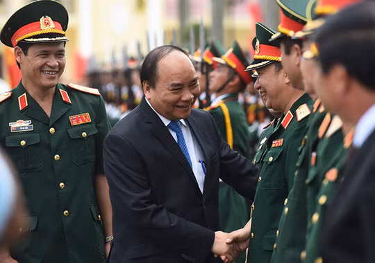 Thủ tướng Nguyễn Xuân Phúc thăm hỏi cán bộ, chiến sĩ Quân khu 3 - Ảnh: VGP