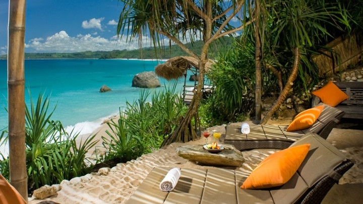 Bãi biển Nihiwatu, Indonesia. Du khách có thể tận hưởng những giây phút sảng khoái nhất khi được nằm dài trên biển và ngắm nhìn hoàng hôn vô cùng ảo diệu.