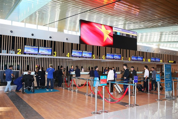  Hệ thống âm thanh thông minh được đầu tư theo công nghệ hàng đầu của Nhật Bản tạo hiệu ứng âm thanh đa chiều sống động mang đến cho khách hàng sự thư thái trong quá trình chờ đợi làm thủ tục lên tàu bay. Đặc biệt, hệ thống âm thanh còn tích hợp đồng bộ với phần mềm phân bổ lịch bay AMS để cung cấp cho hành khách các thông tin thay đổi lịch trình bay kịp thời, nhanh chóng.