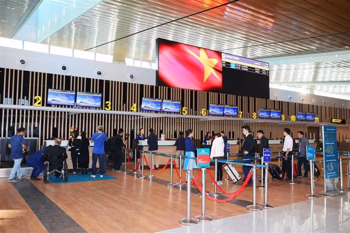  Hệ thống âm thanh thông minh được đầu tư theo công nghệ hàng đầu của Nhật Bản tạo hiệu ứng âm thanh đa chiều sống động mang đến cho khách hàng sự thư thái trong quá trình chờ đợi làm thủ tục lên tàu bay. Đặc biệt, hệ thống âm thanh còn tích hợp đồng bộ với phần mềm phân bổ lịch bay AMS để cung cấp cho hành khách các thông tin thay đổi lịch trình bay kịp thời, nhanh chóng.