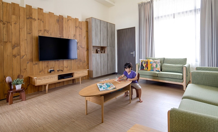 Với nội thất bằng gỗ, bé có thể học bài chơi đùa ngay trên sàn nhà mà không sợ ảnh hưởng đến sức khỏe. Với nội thất bằng gỗ, bé có thể học bài chơi đùa ngay trên sàn nhà mà không sợ ảnh hưởng đến sức khỏe.