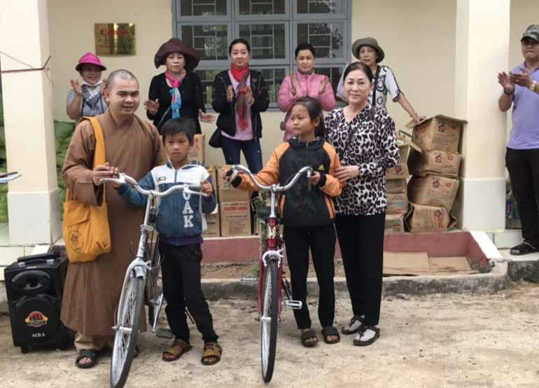 Tặng xe đạp cho học sinh nghèo vượt khó học giỏi. Ảnh: Lê Trang