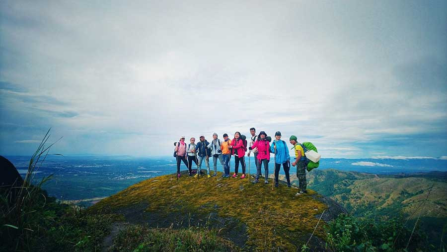 Một nhóm du khách chinh phục đỉnh Chư Nâm. Ảnh: VIETJOY TOURIST