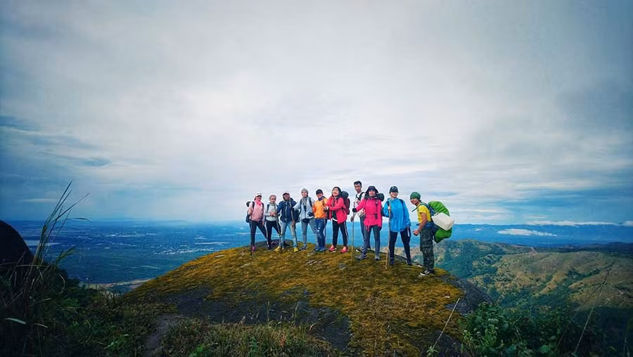Một nhóm du khách chinh phục đỉnh Chư Nâm. Ảnh: VIETJOY TOURIST