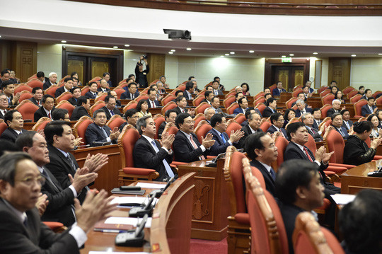  Các đại biểu phấn khởi trước việc Hội nghị Trung ương 9 hoàn thành nội dung đề ra và thành công tốt đẹp.Ảnh: Nhật Bắc