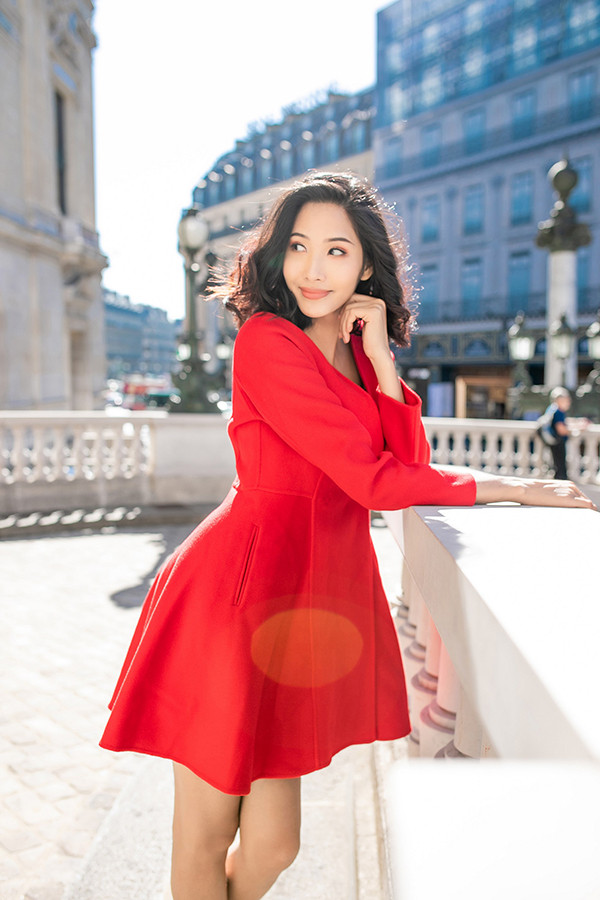 Không chỉ chú trọng vào chất liệu và kiểu dáng, sắc màu trang phục cũng được chăm chút để hình ảnh phái đẹp thêm cuốn hút khi xuống phố. Không chỉ chú trọng vào chất liệu và kiểu dáng, sắc màu trang phục cũng được chăm chút để hình ảnh phái đẹp thêm cuốn hút khi xuống phố.