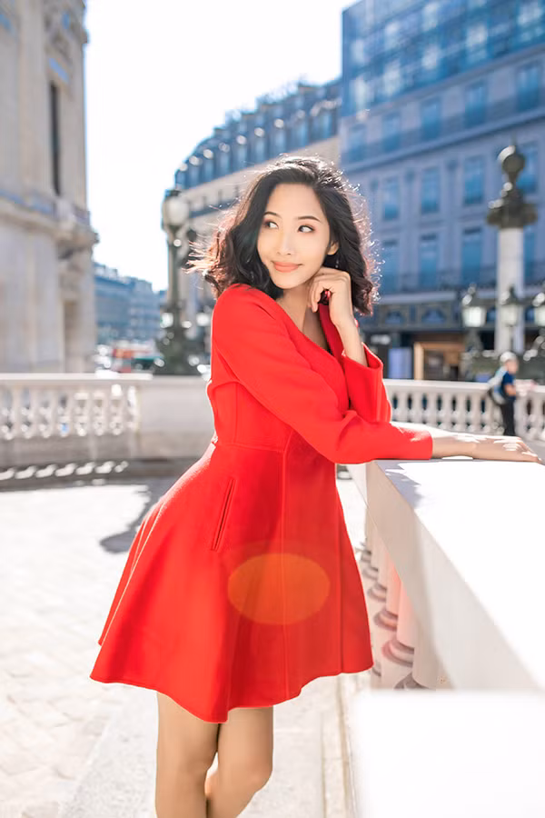 Không chỉ chú trọng vào chất liệu và kiểu dáng, sắc màu trang phục cũng được chăm chút để hình ảnh phái đẹp thêm cuốn hút khi xuống phố.