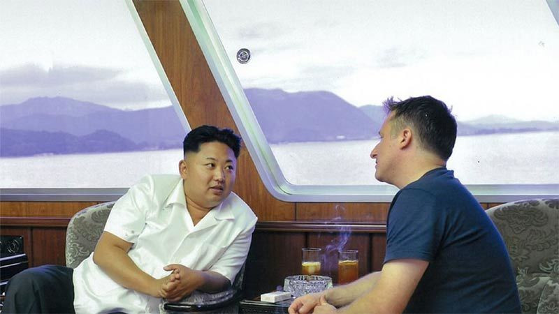 Chủ tịch Kim Jong Un uống cocktail với Michael Spavor trên du thuyền riêng của lãnh đạo Triều Tiên ở Wonsan năm 2013. (Ảnh: Reuters) Chủ tịch Kim Jong Un uống cocktail với Michael Spavor trên du thuyền riêng của lãnh đạo Triều Tiên ở Wonsan năm 2013. (Ảnh: Reuters)