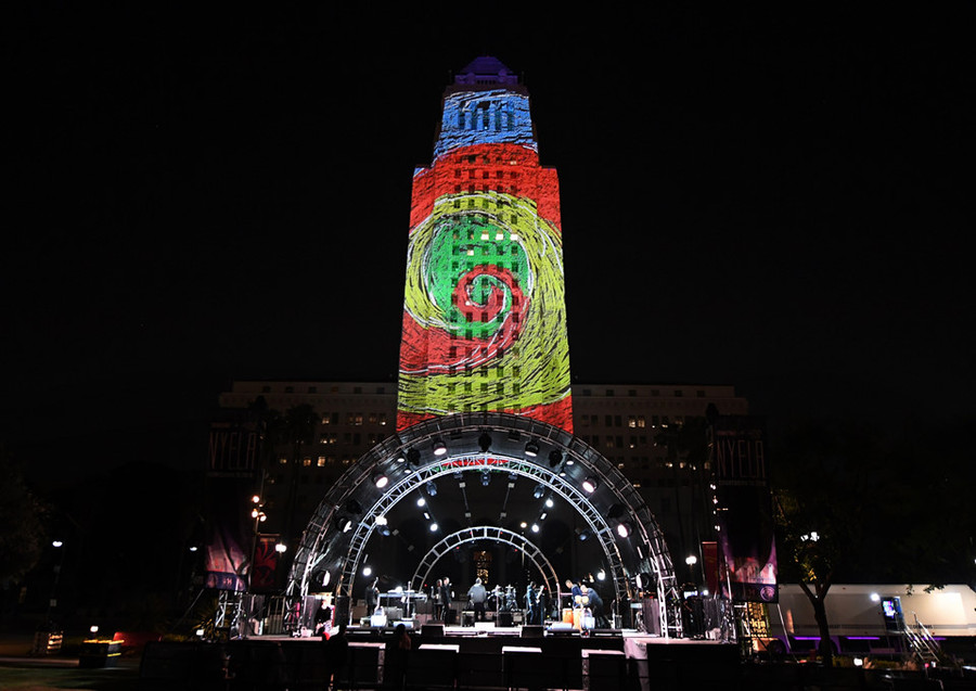 Tòa thị chính thành phố Los Angeles ở bang California, Mỹ, cũng được chiếu lên những bức tranh đầy màu sắc của các học sinh tiểu học để chào mừng năm mới. Ảnh: AFP.