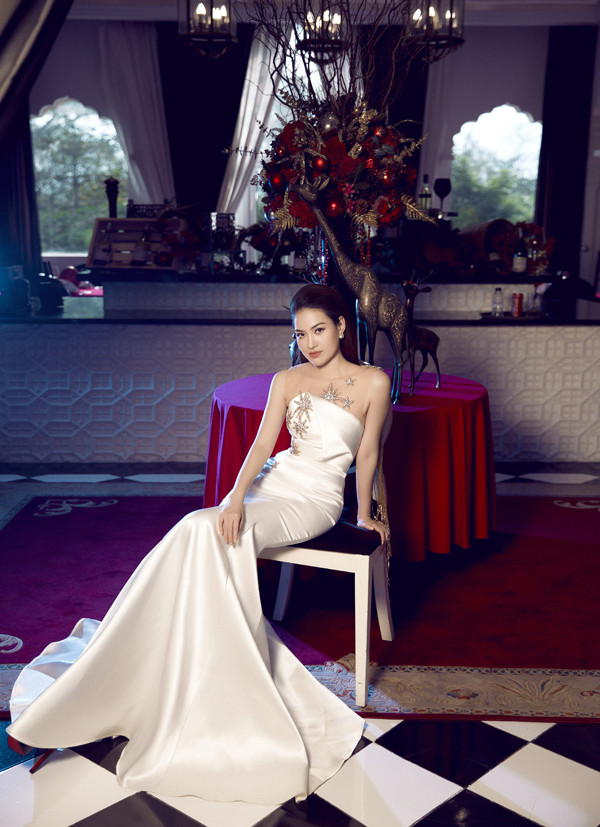 Cô sinh năm 1990 tại Bình Định, từng tốt nghiệp ngành tài chính tại Đại học Calstate Fullerton, Mỹ. Cô sinh năm 1990 tại Bình Định, từng tốt nghiệp ngành tài chính tại Đại học Calstate Fullerton, Mỹ.