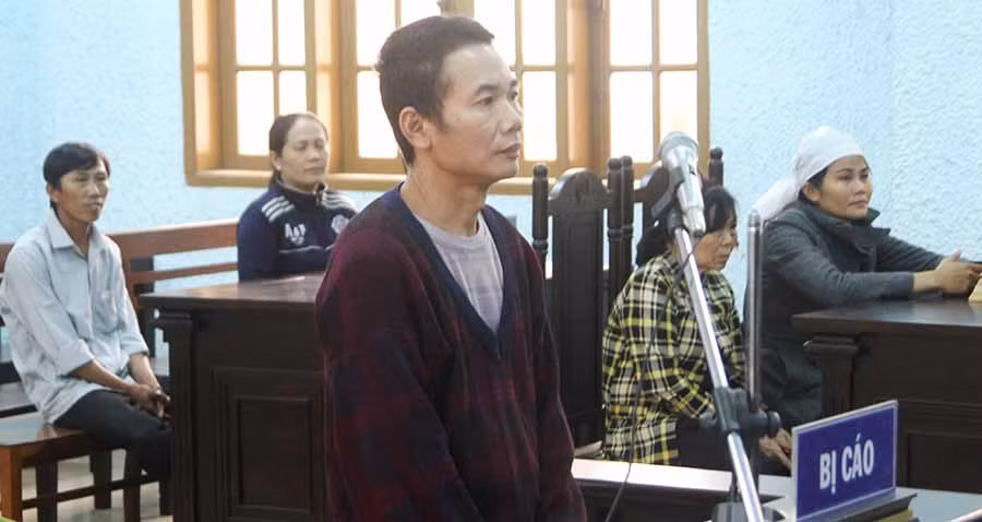 Bị cáo Nguyễn Văn Hùng bị tuyên phạt 8 năm tù. Ảnh: Văn Ngọc