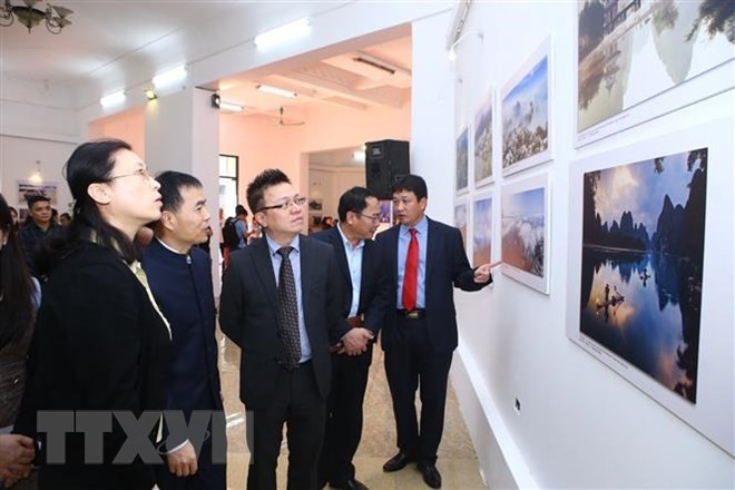 Đại biểu tham quan triển lãm. (Ảnh: Minh Quyết/TTXVN) Đại biểu tham quan triển lãm. (Ảnh: Minh Quyết/TTXVN)