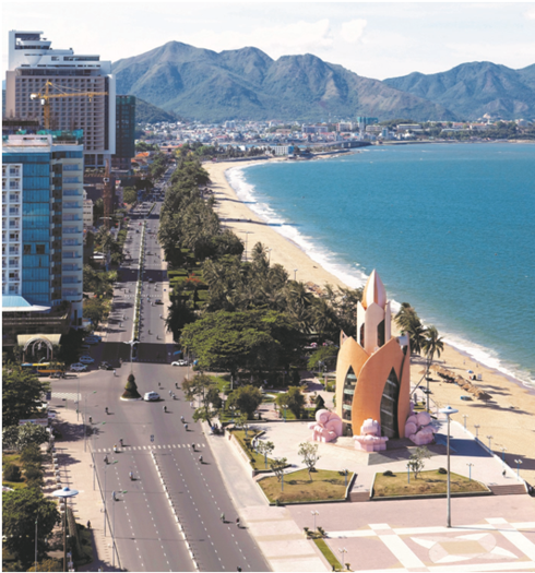 Các bãi biển dọc thành phố và trên các đảo như Hòn Tre, Hòn Tằm, Hòn Mun, Hòn Chồng – Vợ đều là những thắng cảnh tuyệt vời thu hút du khách trong và ngoài nước.