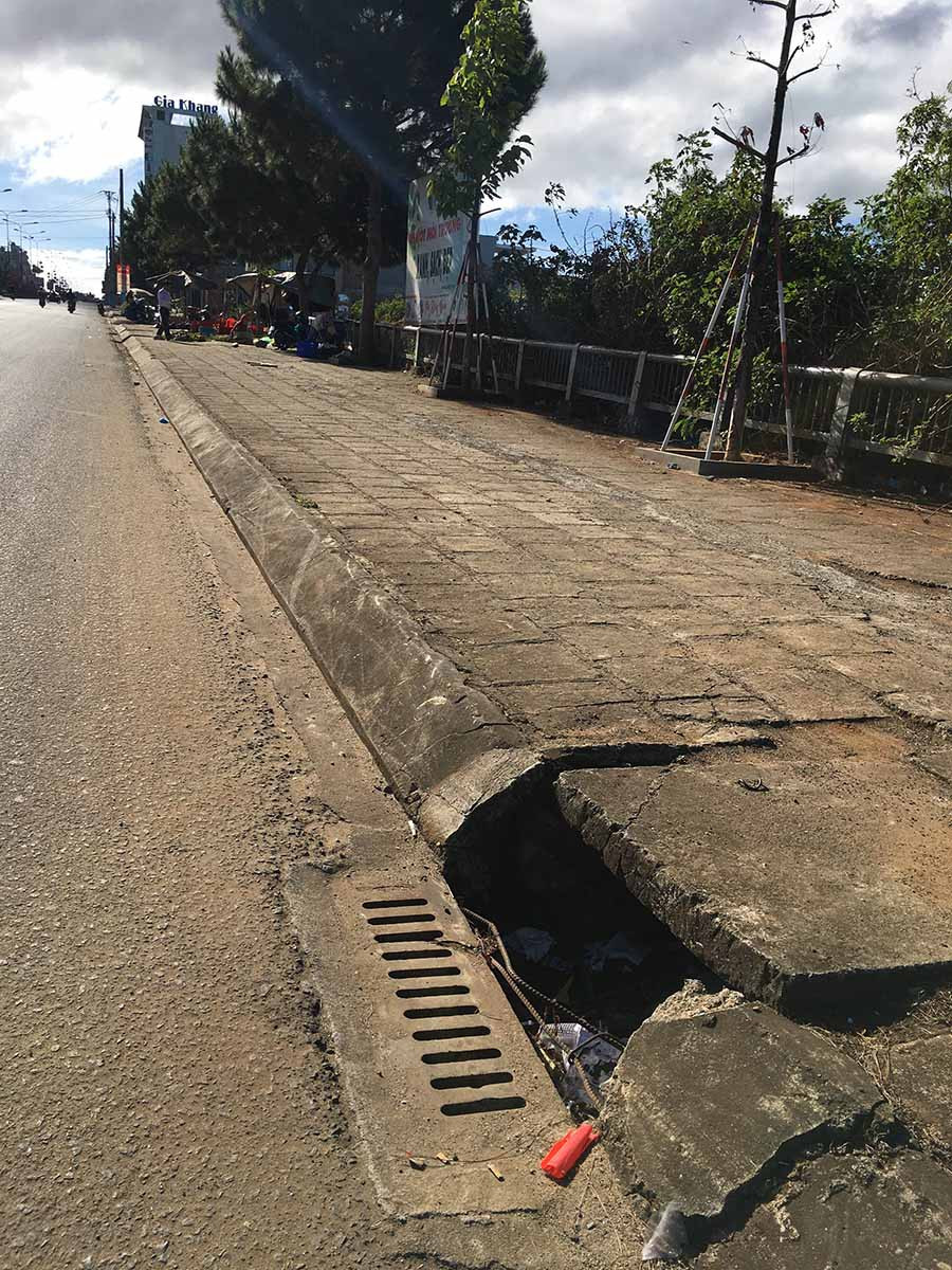 Một hố ga bị vỡ nắp trên đường Nguyễn Tất Thành. Ảnh: Vũ Thảo