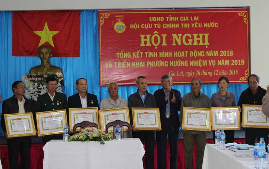 Tặng giấy khen cho 11 tập thể có thành tích xuất sắc trong công tác Hội năm 2018. Ảnh: Phan Lài