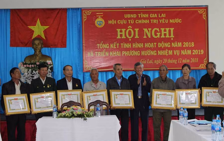 Tặng giấy khen cho 11 tập thể có thành tích xuất sắc trong công tác Hội năm 2018. Ảnh: Phan Lài