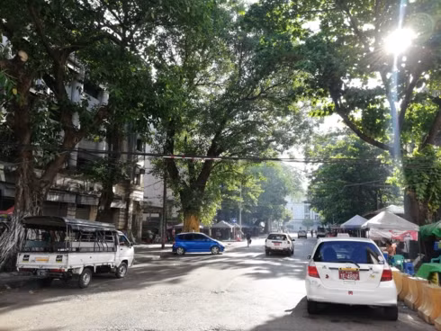  Thời tiết nóng nực vào ban ngày tại Yangon