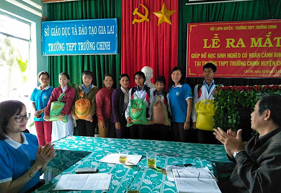 Trao tặng gạo cho học sinh tại buổi lễ. Ảnh: Hồng Thi