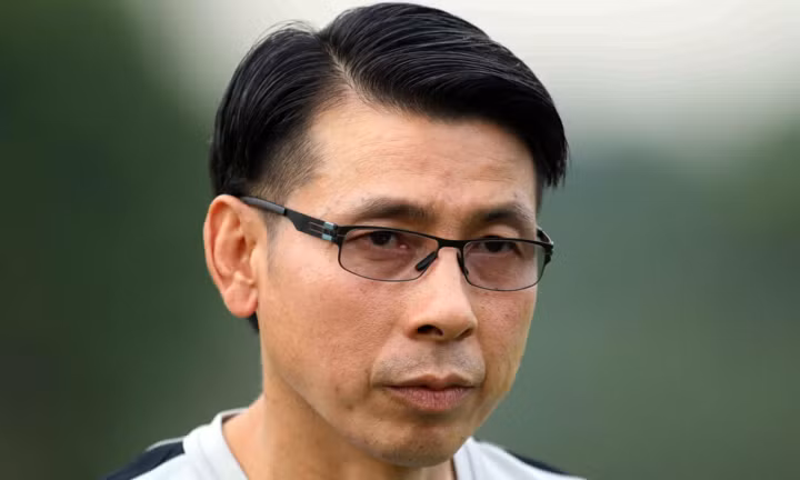 HLV Tan Cheng Hoe trao đổi cùng báo giới trước buổi tập chiều 8/12 tại Kuala Lumpur. Ảnh: Anh Khoa