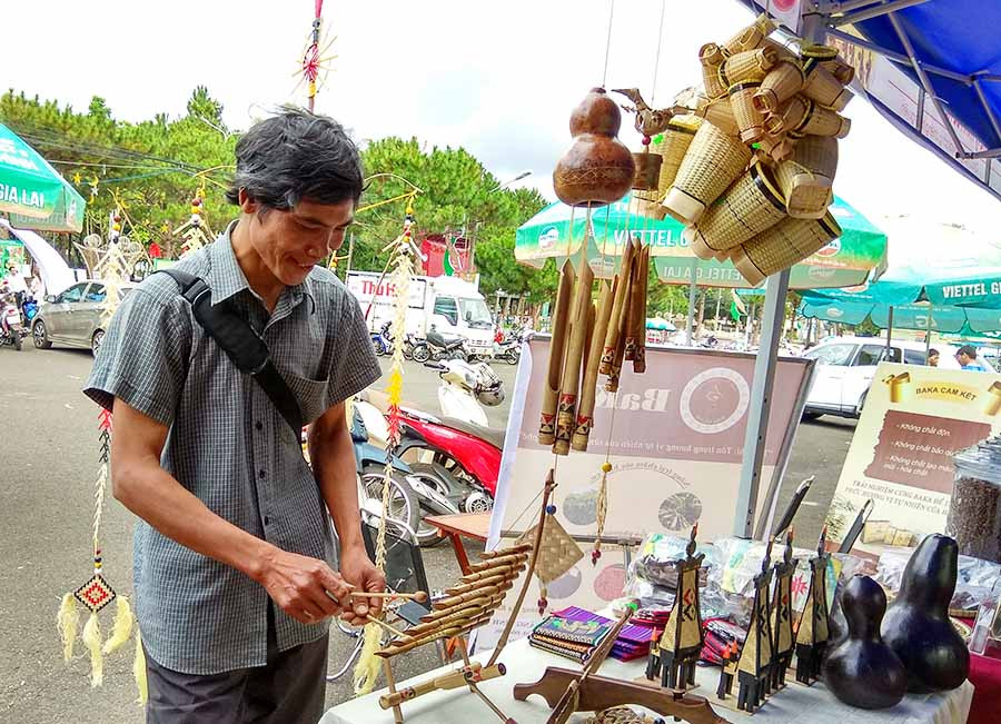  Nghệ nhân ưu tú Rơ Châm Tih chơi nhạc phục vụ khách tham quan. Ảnh: Dã Quỳ