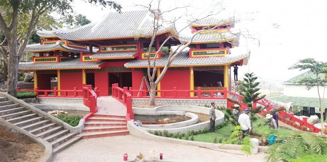 Được mệnh danh là vùng đất 7 núi nên An Giang có địa hình khá đặc biệt, lại gần sát biên giới nên sẽ mang đến cho bạn trải nghiệm văn hóa cực kì thú vị.