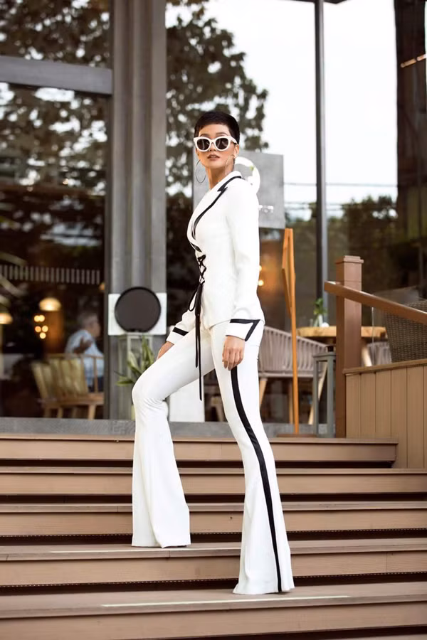 Những bộ suit tôn vóc dáng và chiều cao lý tưởng thường xuyên được mỹ nhân Đak Lak sử dụng. Trong đó suit đơn sắc trắng và đen được 'sủng ái' nhất.