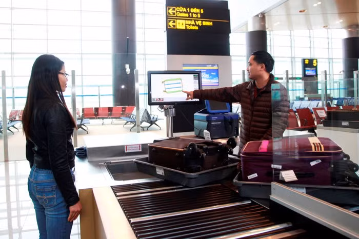 Ngoài ra, sân bay lắp đặt máy soi đa chiều tự động với khả năng phát hiện các chất lỏng có nguy cơ gây nổ mà không cần phải tiến hành kiểm tra trực tiếp hành lý của hành khách để quá trình kiểm soát an ninh diễn ra nhanh chóng và thuận tiện nhất, rút ngắn thời gian chờ đợi của hành khách.