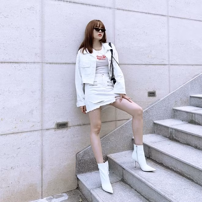 White-on-white chính là công thức phối đồ yêu thích Thiều Bảo Trâm. Với áo phông và chân váy ngắn, cô nàng mix thêm áo khoác lửng cùng boots mũi nhọn để tăng vẻ thời thượng.