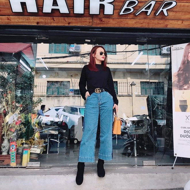 Xuống phố ngày gió mùa, Bảo Thanh ghi điểm nhờ set đồ đơn giản nhưng hữu dụng. Nữ diễn viên mix áo thun dài tay tuyền đen với quần denim ống rộng, tạo điểm nhấn cho eo bằng thắt lưng Gucci.