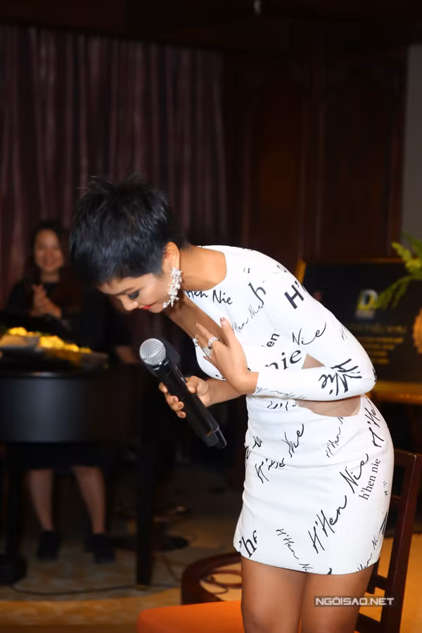 H'Hen Niê thừa nhận chưa nắm rõ phong trào 'Metoo' trong câu hỏi ứng xử top 5 vì không có nhiều cơ hội cập nhật thông tin. 'Tôi chưa hiểu hết mong muốn bản thân có thể làm gì với phong trào đó nên cố gắng trả lời ở phương diện cất tiếng nói bảo vệ, lên án cho người phụ nữ'. Ngoài ra, H'Hen cho biết Miss Universe sẽ là sân chơi nhan sắc cuối cùng cô dự thi, cô mong chờ được chia sẻ kinh nghiệm có được để giúp đại diện các năm sau đạt được kết quả cao hơn.