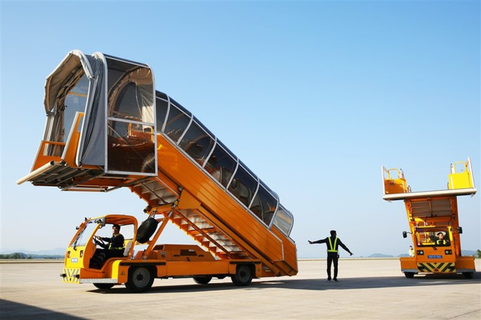 Cầu ống lồng được thiết kế hiện đại, tiện nghi với hệ thống che chắn vững chãi, tản gió hai bên, đảm bảo cho hành khách trong quá trình lên hoặc xuống máy bay được an toàn, không chịu tác động của thời tiết ngoài trời như gió lạnh, mưa dông…