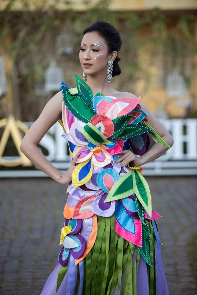 Những thiết kế cuối thu hút khán giả, với phần trình diễn của các Hoa hậu, Á hậu như Nam Em, Hà Thu hay Phan Thị Mơ. Tuy nhiên, các sắc thái đan xen vô tình chọi nhau, không theo quy tắc cơ bản kết hợp màu sắc, cùng nhiều dải ruy băng khiến tổng thể trở nên sến sẩm, lòe lẹt. Nhìn chung, điểm cộng duy nhất trong show diễn chính là sự liên kết các trang phục với nhau theo từng chủ đề. Nhưng nhà mốt cần phải tiết chế lại, để các thiết kế mang đậm tính thời trang hơn trong những bộ sưu tập sau.