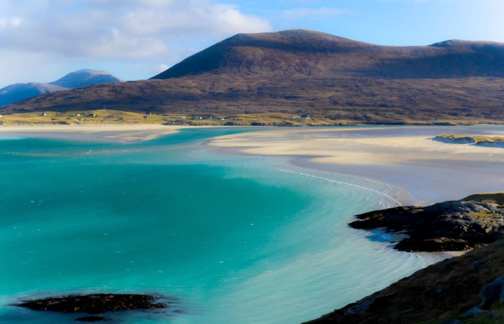Bãi biển Luskentyre, Scotland, là một trong những bãi biển lớn nhất và đẹp nhất ở Scotland. Điểm hấp dẫn nhất của bãi biển này là có phong cảnh đẹp và vắng người.