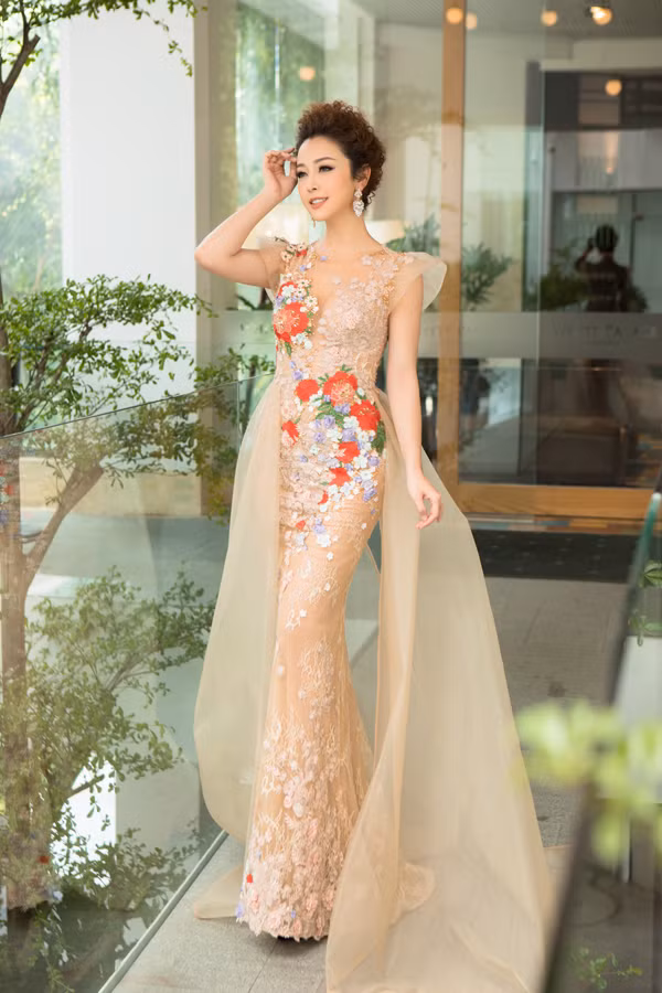 Chọn váy đuôi cá đính hoa ren của nhà thiết kế Hoàng Hải, Jennifer rạng rỡ như nữ thần khi xuất hiện tại một cuộc thi sắc đẹp vào chiều 14/12 tại TP HCM. Cô được ban tổ chức mời làm giám khảo. 