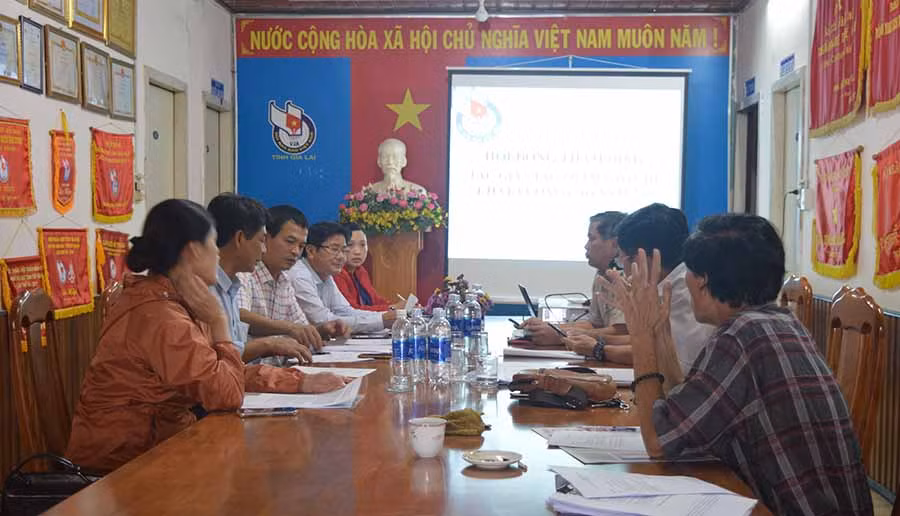 Các thành viên Hội đồng đang thẩm định tác phẩm báo chí chất lượng cao. Ảnh: Anh Huy