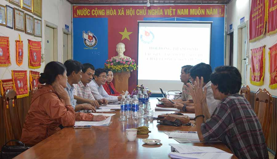 Các thành viên Hội đồng đang thẩm định tác phẩm báo chí chất lượng cao. Ảnh: Anh Huy