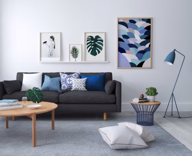 Những bức tranh đơn giản len lỏi trên bức tường màu trắng tăng thêm sự tinh tế cho không gian. Căn phòng được đánh giá trẻ trung và biết cách bố trí màu sắc. 