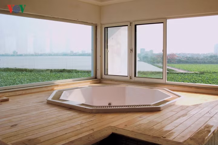 Công trình có những tiện ích hiện đại, công năng hoàn chỉnh. Ngoài những phòng ngủ, phòng bếp, phòng khách như thông thường, còn có thư viện, không gian chơi nhạc, bar, phòng xông sục... Các không gian này đều khai thác tối đa khoảng mở ra phía hồ. Công trình có những tiện ích hiện đại, công năng hoàn chỉnh. Ngoài những phòng ngủ, phòng bếp, phòng khách như thông thường, còn có thư viện, không gian chơi nhạc, bar, phòng xông sục... Các không gian này đều khai thác tối đa khoảng mở ra phía hồ.