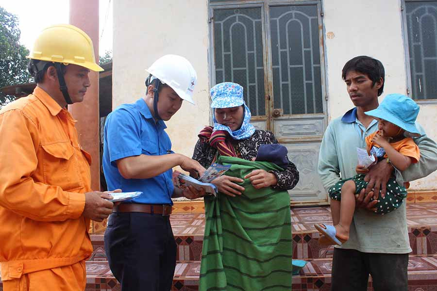 Nhân viên PC Gia Lai tuyên truyền, hướng dẫn người dân vùng khó khăn sử dụng điện an toàn, hiệu quả. Ảnh: NT Nhân viên PC Gia Lai tuyên truyền, hướng dẫn người dân vùng khó khăn sử dụng điện an toàn, hiệu quả.